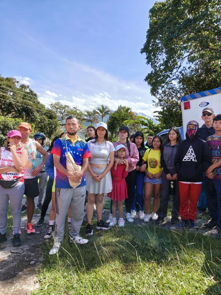 Jóvenes merideños realizaron caminata de senderismo en el Parque Mukumbarí