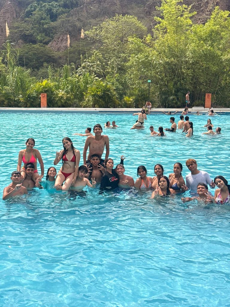 Jóvenes merideños celebran su graduación con un encuentro recreativo en VegaSol