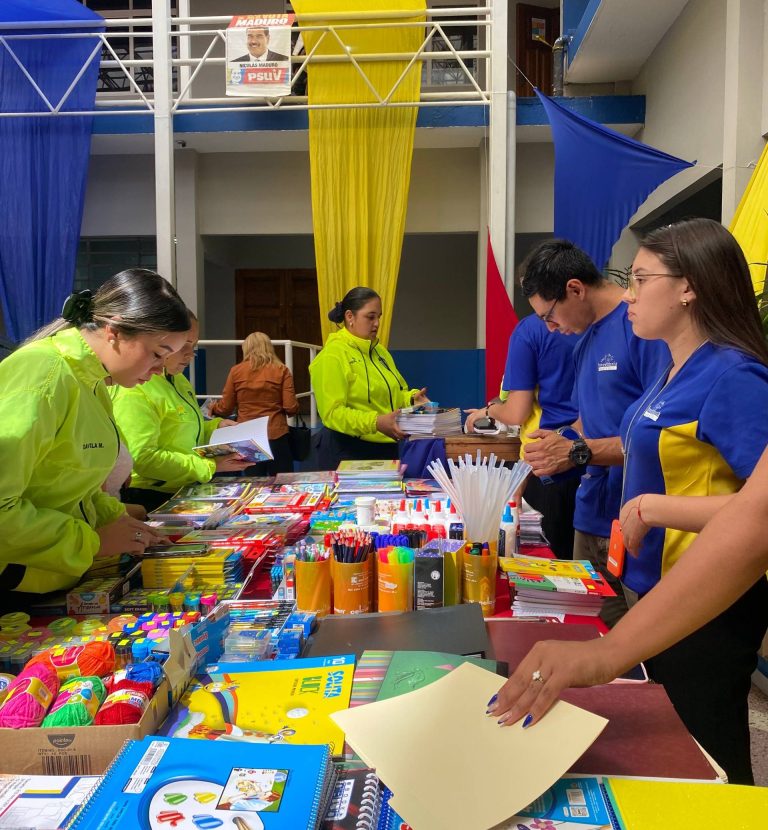 ​Alcaldía de Libertador activa Feria Escolar con útiles y uniformes a precios accesibles
