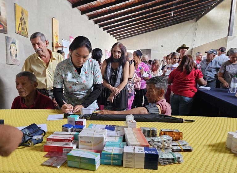 Adultos mayores en la Comuna Valle del Chama recibieron atención integral