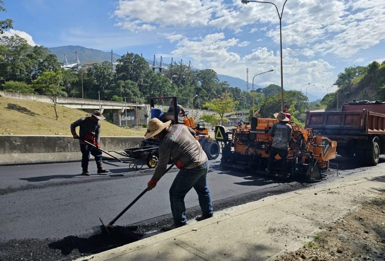 Alcaldía despliega 225 toneladas de asfalto en Pan de Azúcar, Campo Claro y Los Curos