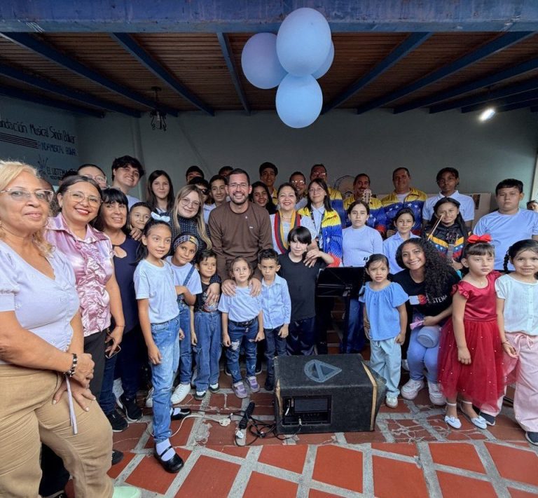 Núcleo Los Curos recibe instrumentos de manos del Alcalde Nelson Álvarez