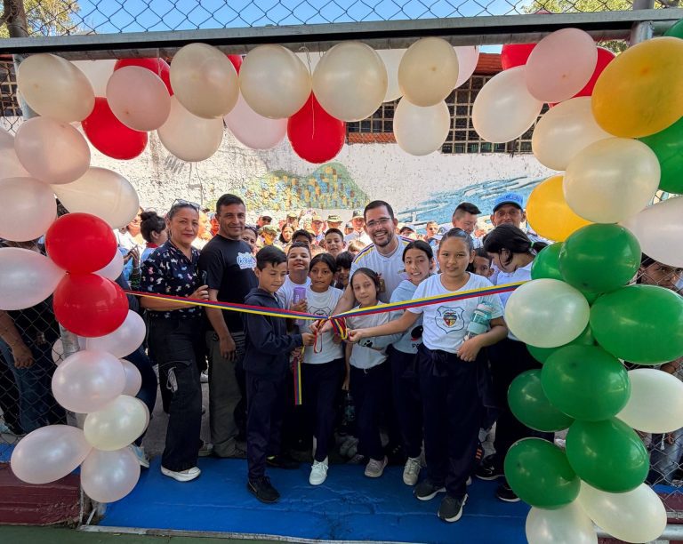 Vecinos y autoridades recuperan cancha deportiva en la comunidad de Santa Anita