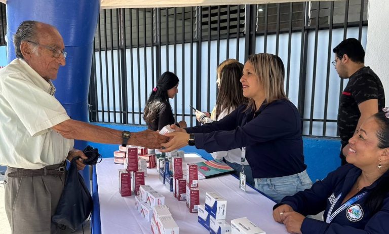 Alcaldía reactiva farmacia comunitaria en Residencias Domingo Salazar Rojas