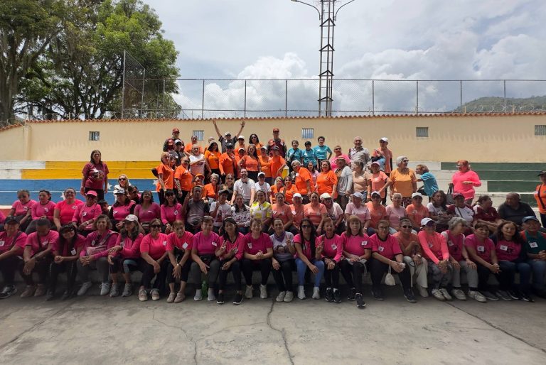 Más de 200 adultos mayores celebraron un encuentro lleno de vida y tradición