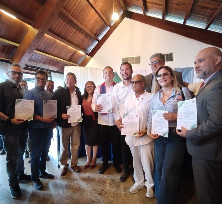 Alcaldía condecora a 92 prestadores de servicios