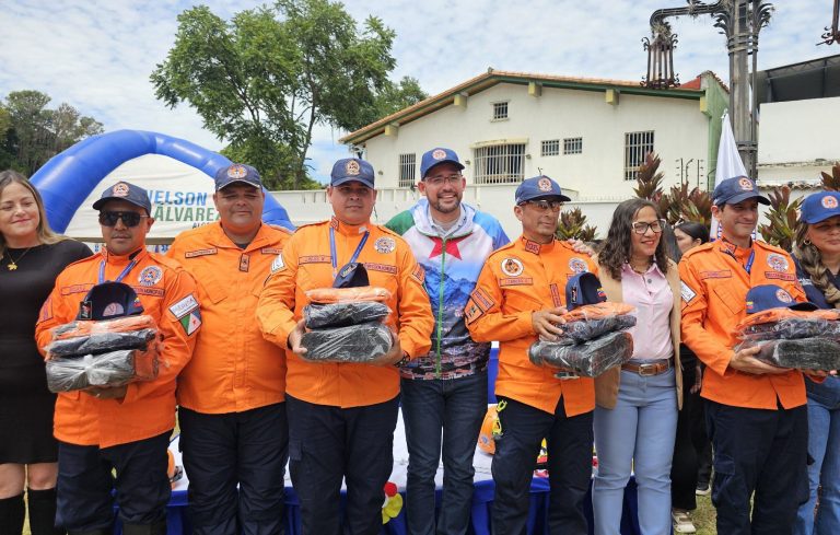Alcaldía de Libertador dotó con uniformes a 300 voluntarios