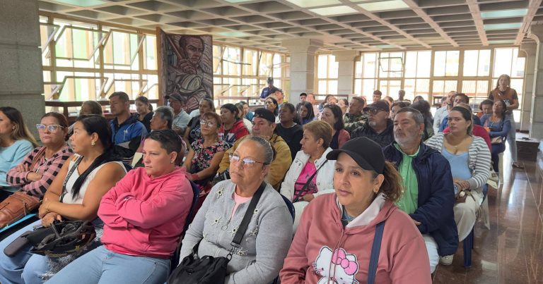 Alcaldía organiza quinta Expoferia Navideña en el mercado Murachí