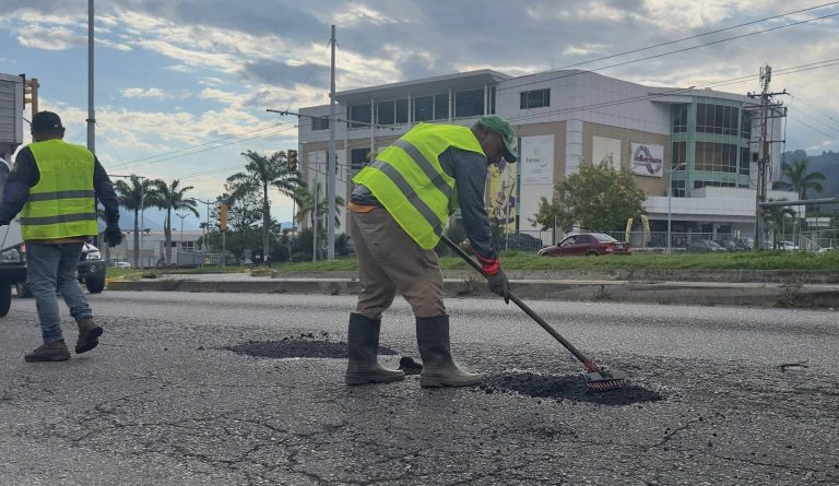 Nelson Álvarez ejecutó plan de bacheo en Las Tapias