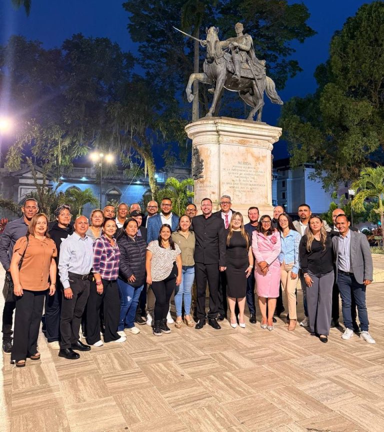 Alcalde Nelson Álvarez entregó primera etapa de recuperación de la Plaza Bolívar