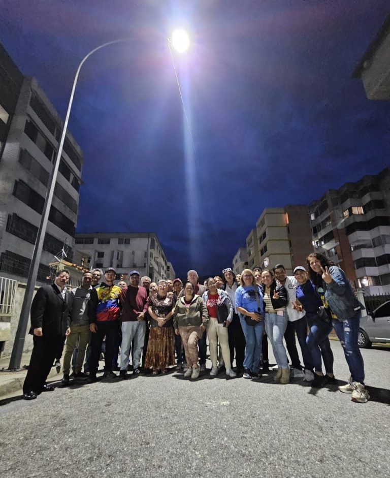 Alcaldía de Mérida rehabilitó alumbrado en Residencias Paseo La Feria